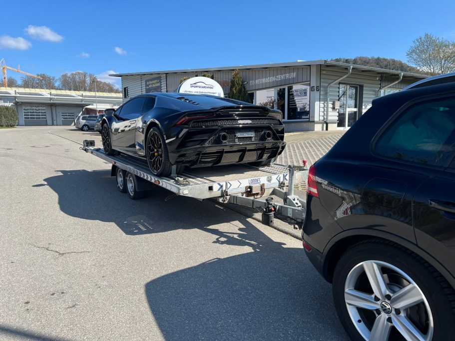 Exklusiver Sportwagentransport – Sicher & Professionell Sicherer Transport eines Sportwagens auf einem spezialisierten Autoanhänger.
