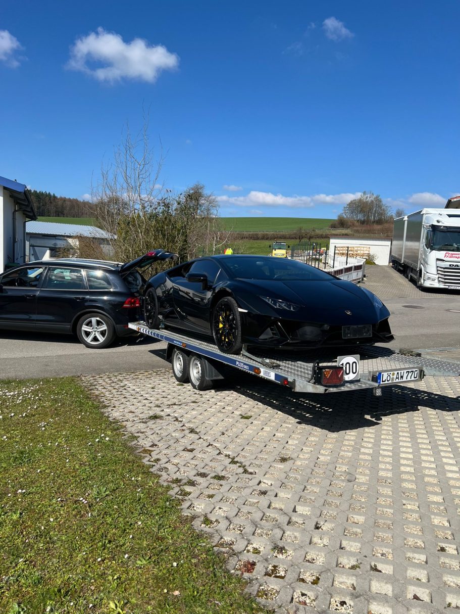 Zuverlässige Sportwagen-Überführung – Termingerecht & Diskret Diskrete Überführung eines exklusiven Sportwagens auf einem Transporter.