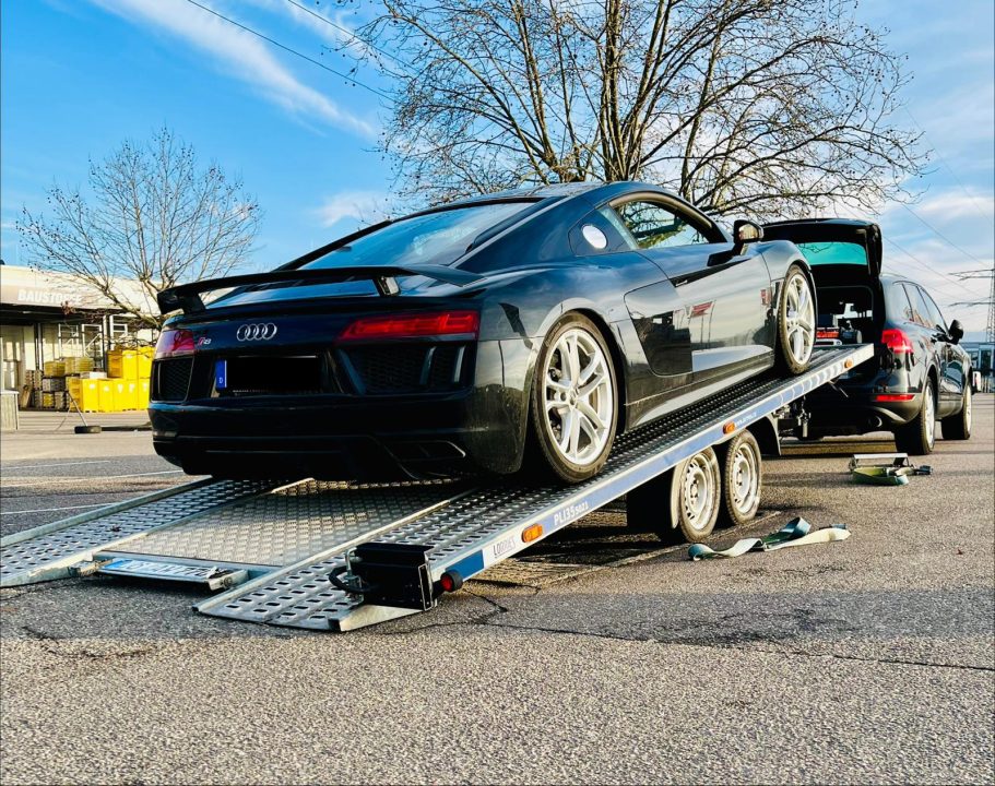 Exklusiver Sportwagentransport – Sicher & Professionell Sicherer Transport eines Sportwagens auf einem absenkbaren Spezialanhänger.
