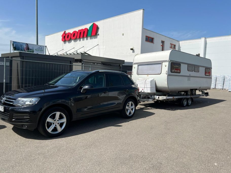 Wohnwagentransport und Caravan-Überführung Professionelle Überführung eines großen Wohnwagens durch einen spezialisierten Transportdienst.
